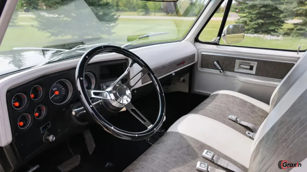 1979 GMC GVW K2500 Pickup truck interior